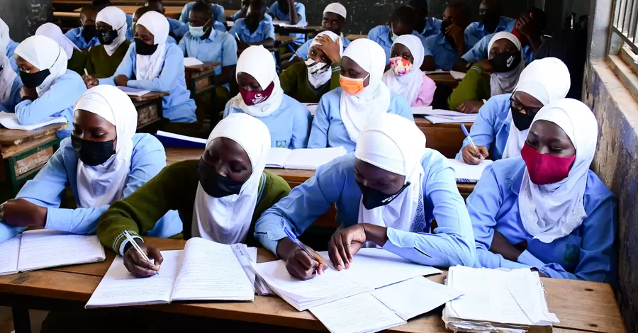 В Уганді учні повернулися до шкіл після 83-тижневого карантину