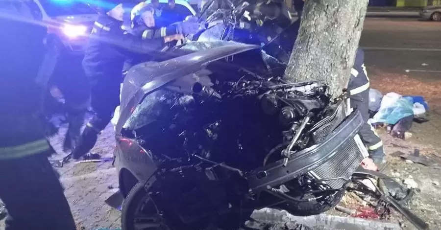  В Мелитополе авто на скорости влетело в дерево: машину разорвало пополам, 2 погибших