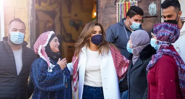 Королева Йорданії Ранія з'явилася на офіційній зустрічі у пальто-сорочці BEVZA