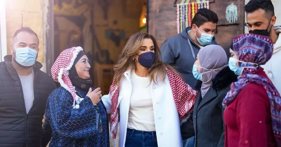 Королева Иордании Рания появилась на официальной встрече в пальто-рубашке BEVZA
