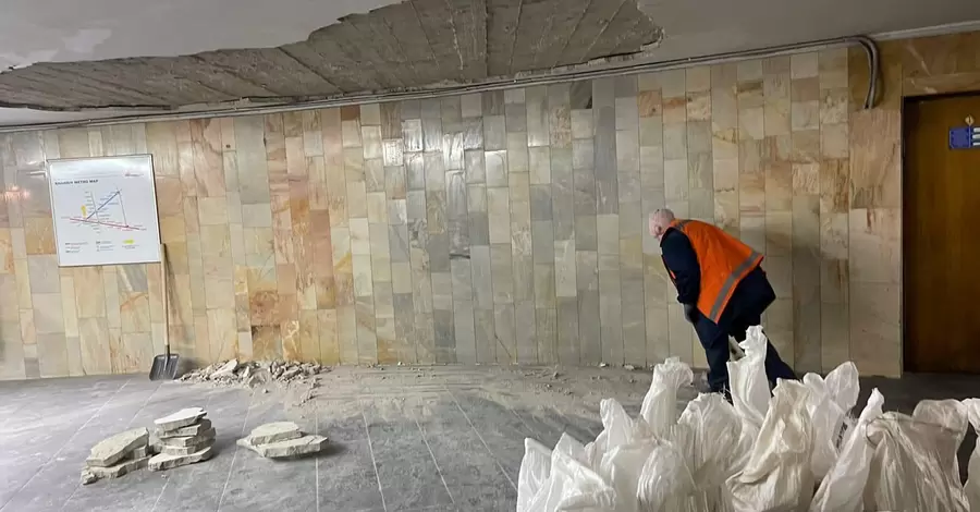 В Харькове на станции метро обвалился потолок