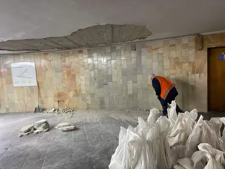В Харькове на станции метро обвалился потолок