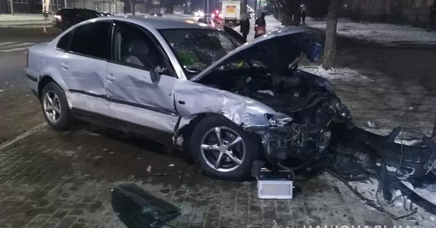 В Луцке после столкновения двух машин авто вылетело на тротуар и сбило девушку