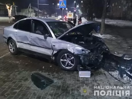 У Луцьку після зіткнення двох машин авто вилетіло на тротуар та збило дівчину