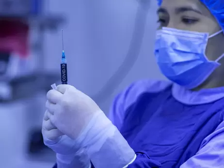 AstraZeneca заявила про ефективність третьої дози своєї вакцини проти Омікрону