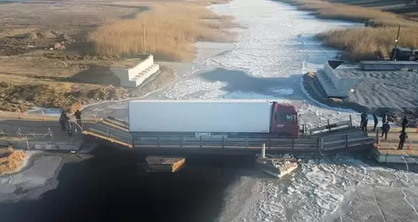 В Николаевской области мост утонул под весом грузовика