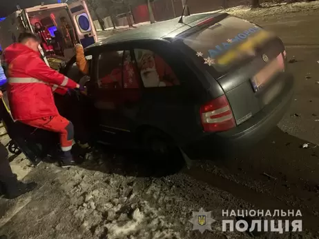 В Белой Церкви спасатели вытаскивали Дед Мороза из авто, попавшего в ДТП