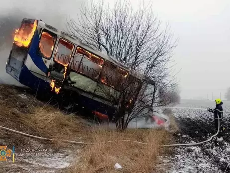 Под Днепром после ДТП загорелись пассажирский автобус и машина, есть жертвы 