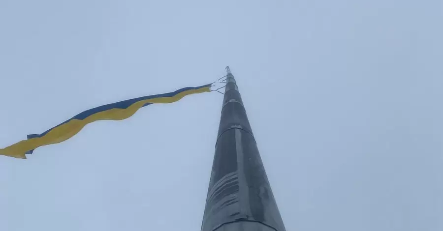 На найвищий флагшток в Україні підняли новий прапор – замість того, що порвало вітром