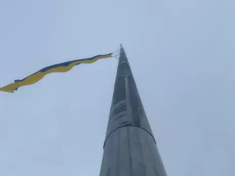 На самый высокий флагшток в Украине подняли новый флаг – взамен тому, который порвало ветром