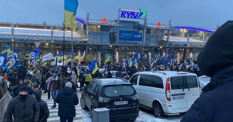 Количество встречающих Порошенко в аэропорту «Киев» постоянно увеличивается. Среди встречающих – Юрий Луценко и Кира Рудык