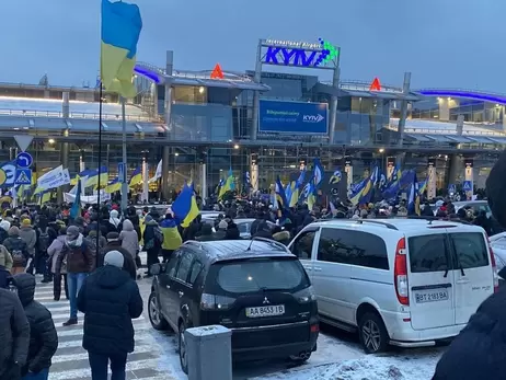 Количество встречающих Порошенко в аэропорту «Киев» постоянно увеличивается. Среди встречающих – Юрий Луценко и Кира Рудык