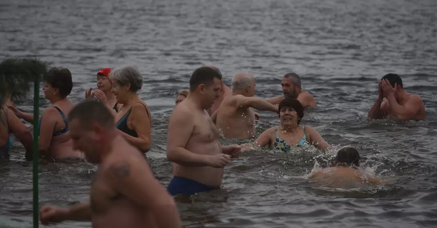 Православная церковь Украины раскритиковала купание в проруби на Крещение: это не смывает грехи