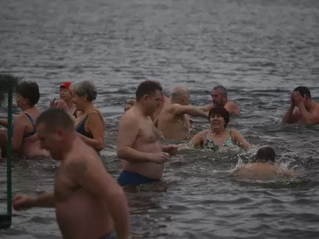 Православная церковь Украины раскритиковала купание в проруби на Крещение: это не смывает грехи