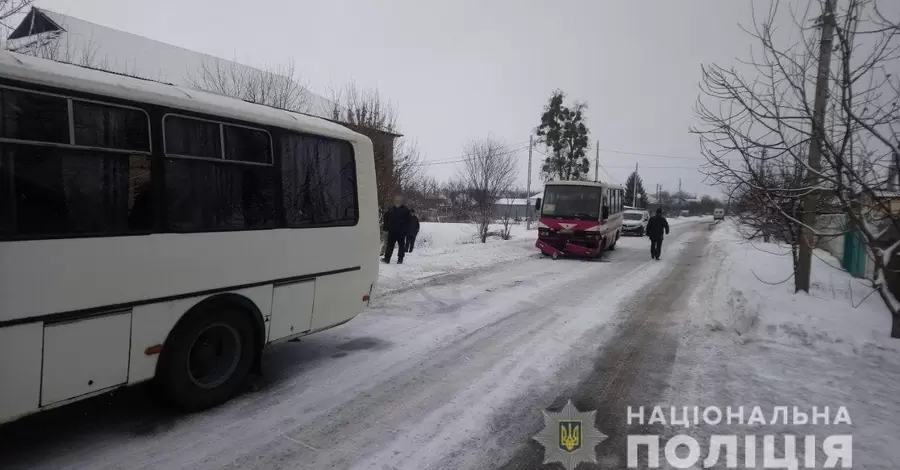 Під Харковом зіткнулися два рейсові автобуси, постраждали три пасажири