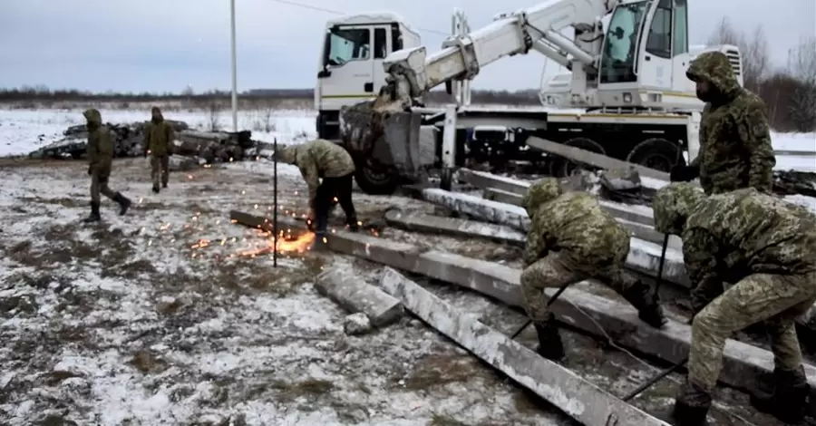 Україна будує на кордоні з Білоруссю вертолітні майданчики для перекидання резервів