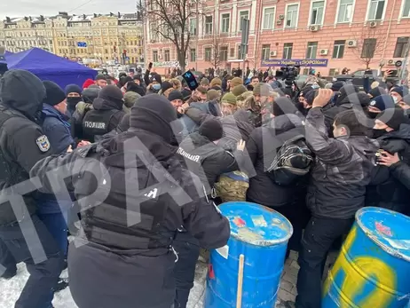 В Киеве сторонники Порошенко и правоохранители столкнулись из-за огня в бочках
