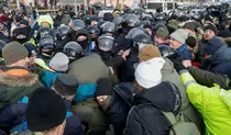 Между сторонниками Порошенко и полицией произошли стычки 