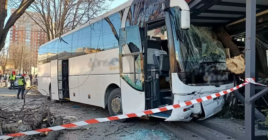 В Одессе автобус с пассажирами влетел в магазин и протаранил четыре автомобиля