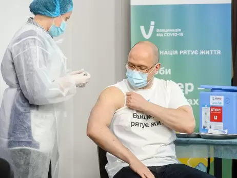 Українські міністри щепилися бустерною дозою вакцини від коронавірусу
