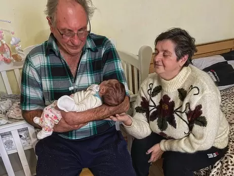 Роман Сасанчин познайомив новонароджену дочку з бабусею та дідусем: Це був надзвичайно теплий момент