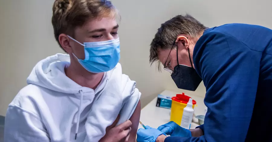 Вакцинация подростков от ковида: мнения врачей, родителей и самих детей