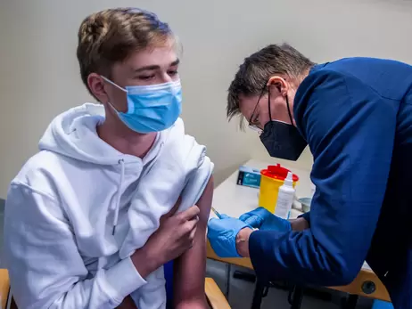 Вакцинація підлітків від ковіда: думки лікарів, батьків та самих дітей