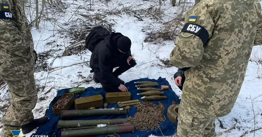В Донецкой области предотвратили диверсию: правоохранители нашли тайник с взрывчаткой и минами
