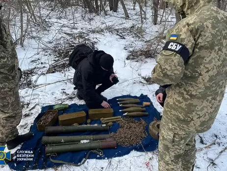 На Донеччині запобігли диверсії: правоохоронці знайшли схованку з вибухівкою та мінами