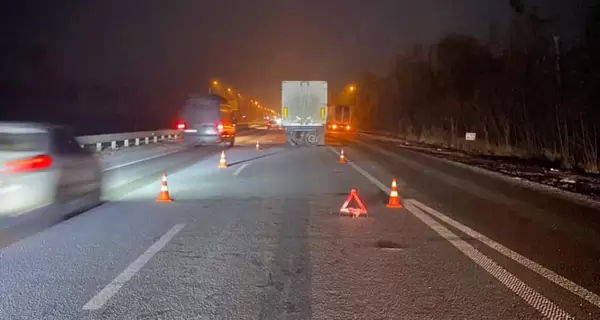 На трасі Київ-Чоп вантажівка зіткнулася з легковиком, є постраждалі