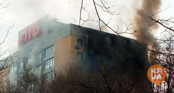 У Дніпрі горіла будівля центрального офісу АТБ: сильну пожежу гасили дві години