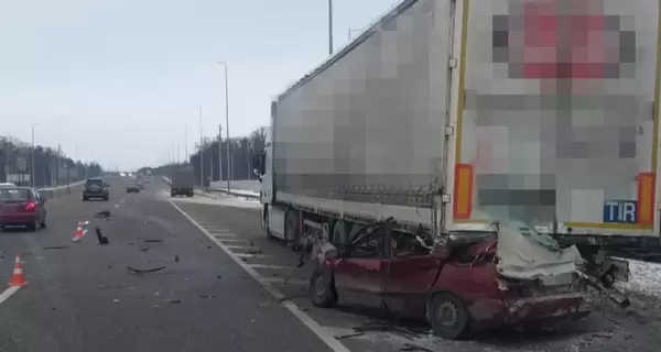 Під Києвом сталася ДТП з легковим автомобілем та вантажівкою, четверо загиблих