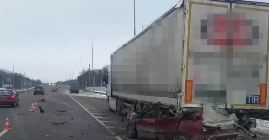  Под Киевом произошло ДТП с легковым автомобилем и грузовиком, четверо погибших