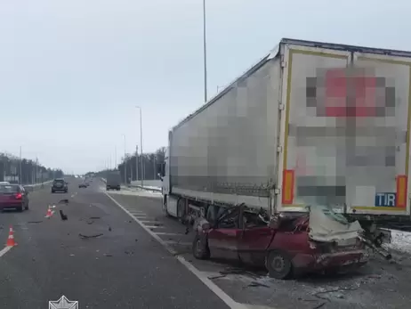 Под Киевом произошло ДТП с легковым автомобилем и грузовиком, четверо погибших