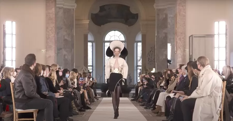 Украинская модель Кристи Пономарь вышла на подиум на показе Schiaparelli в Париже