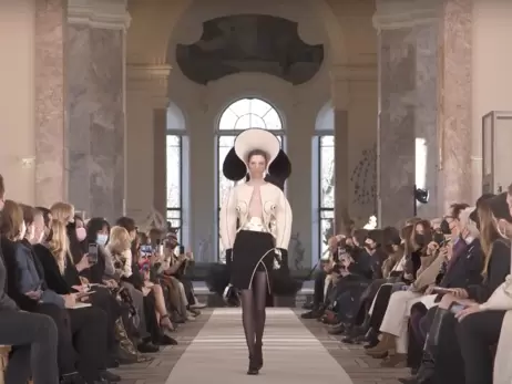 Украинская модель Кристи Пономарь вышла на подиум на показе Schiaparelli в Париже
