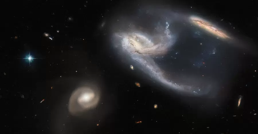  Телескоп Hubble сделал снимок группы из трех галактик в созвездии Феникс