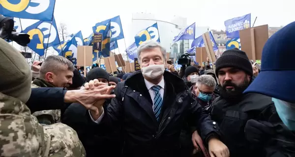 В ГБР заявили, что Порошенко не сдал паспорта для выезда за границу