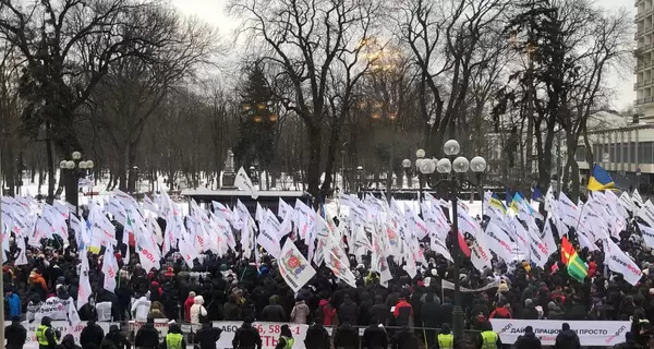 Перше засідання Ради після канікул розпочалося з великого мітингу ФОПівців