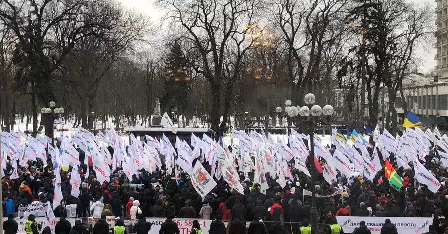 Первое заседание Рады после каникул началось с большого митинга ФОПовцев