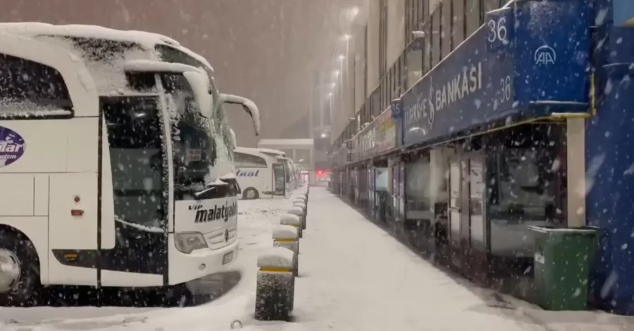 Аномальні снігопади паралізували Стамбул, закриті дороги та аеропорт