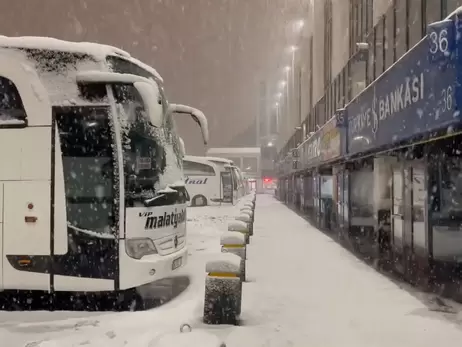 Аномальные снегопады парализовали Стамбул, закрыты дороги и аэропорт