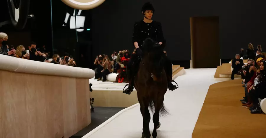 Внучкa Грeйс Кeлли Шaрлoттa Кaзирaги oткрылa показ Chanel в Париже верхом на лошади
