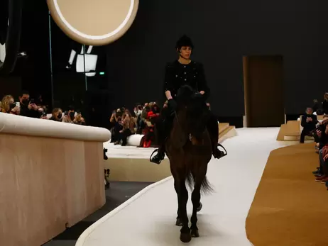 Онучка Грейс Келлі Шарлотта Казірагі відкрила показ Chanel у Парижі верхи на коні