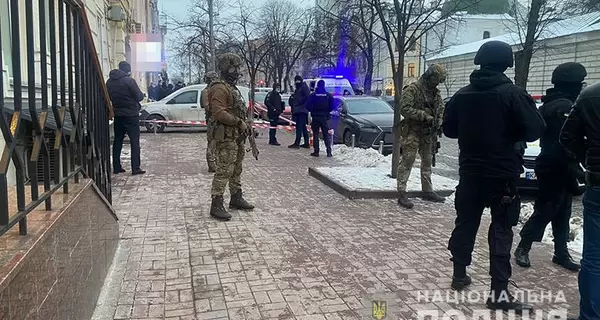 У Києві невідомі відкрили вогонь із автомата біля будівлі СБУ