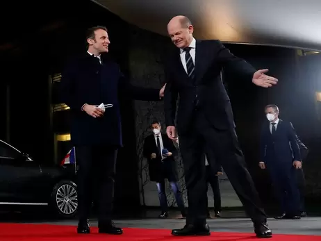 Президент Франції Макрон та канцлер Німеччини Шольц закликали Росію до деескалації