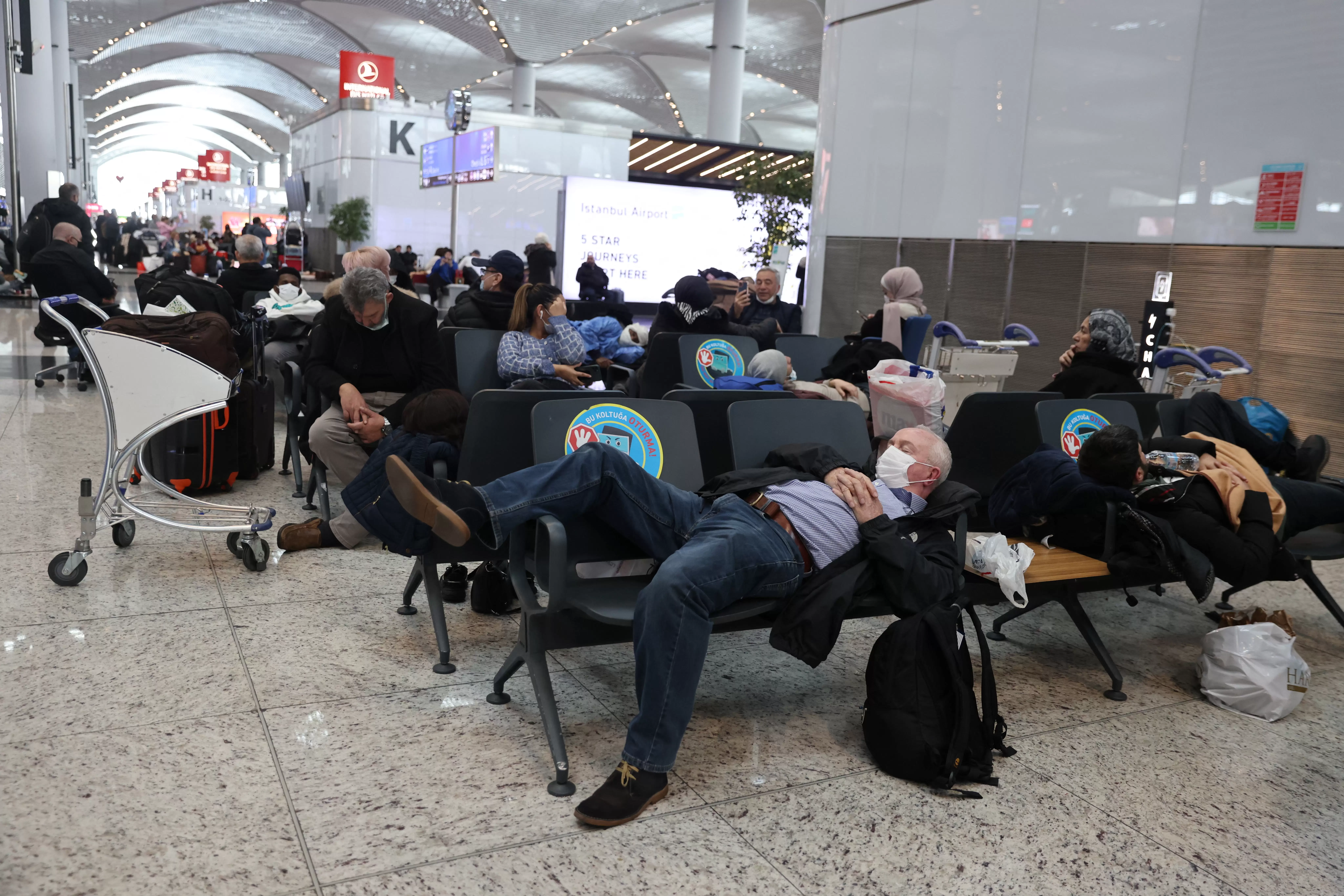 Консул заявил, что 250 человек ожидают рейс в Украину в аэропорту Стамбула