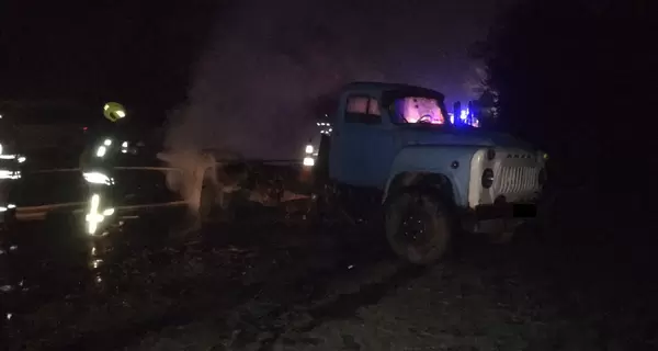 На Прикарпатті в аварію потрапила автоцистерна, стався витік палива