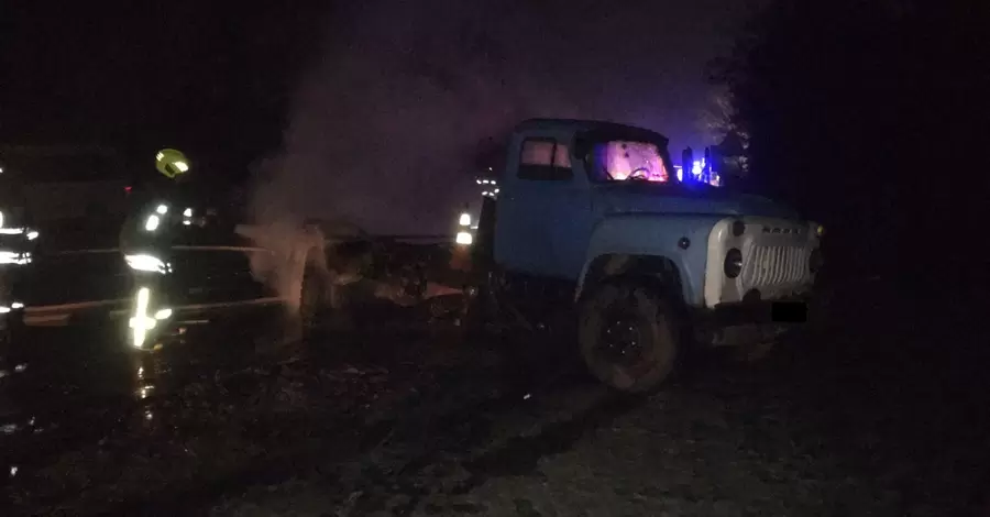 На Прикарпатті в аварію потрапила автоцистерна, стався витік палива