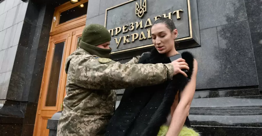 Активистка Femen обнажилась у офиса Зеленского в знак несогласия с постановкой женщин на воинский учет